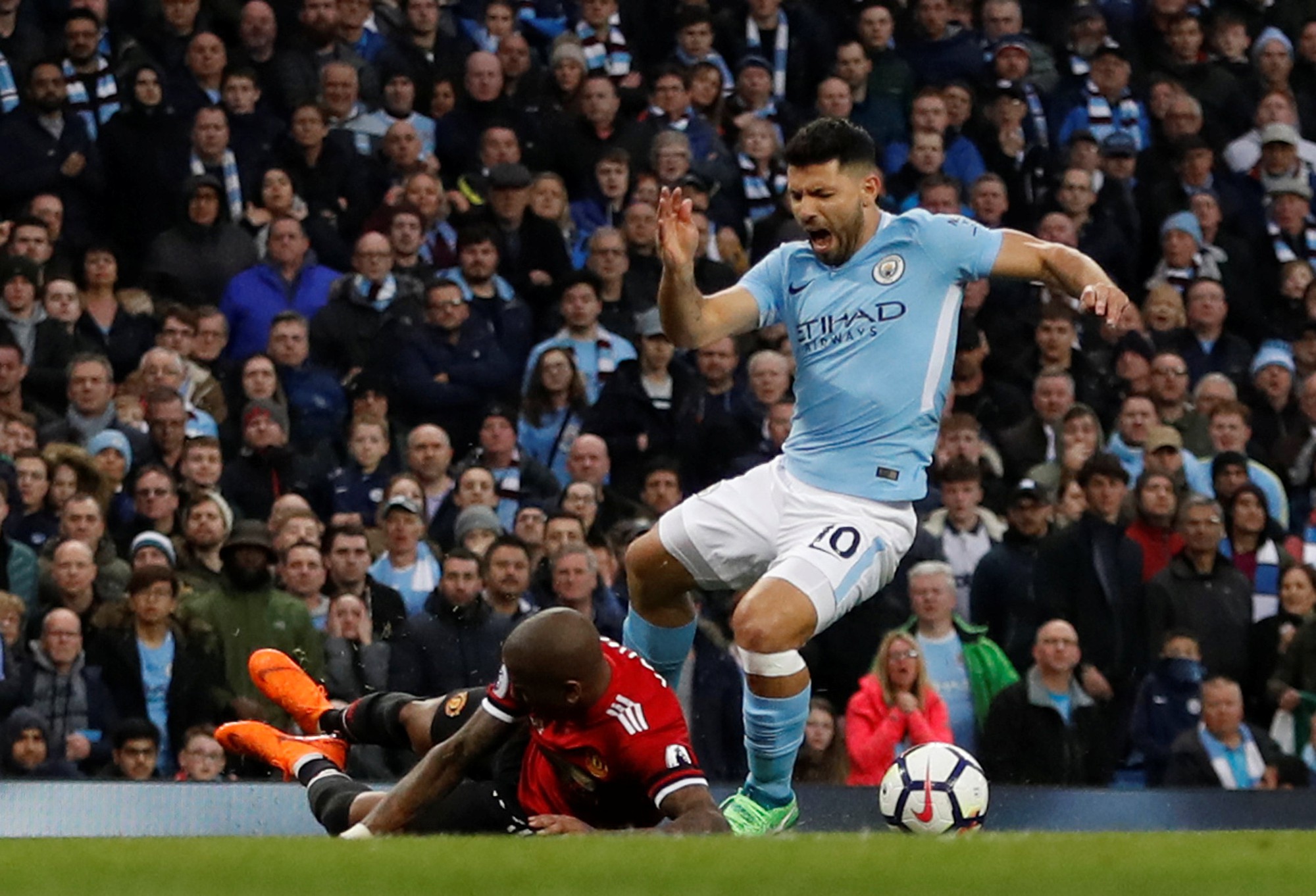 Tottenham muốn xát muối vào vết thương Man City