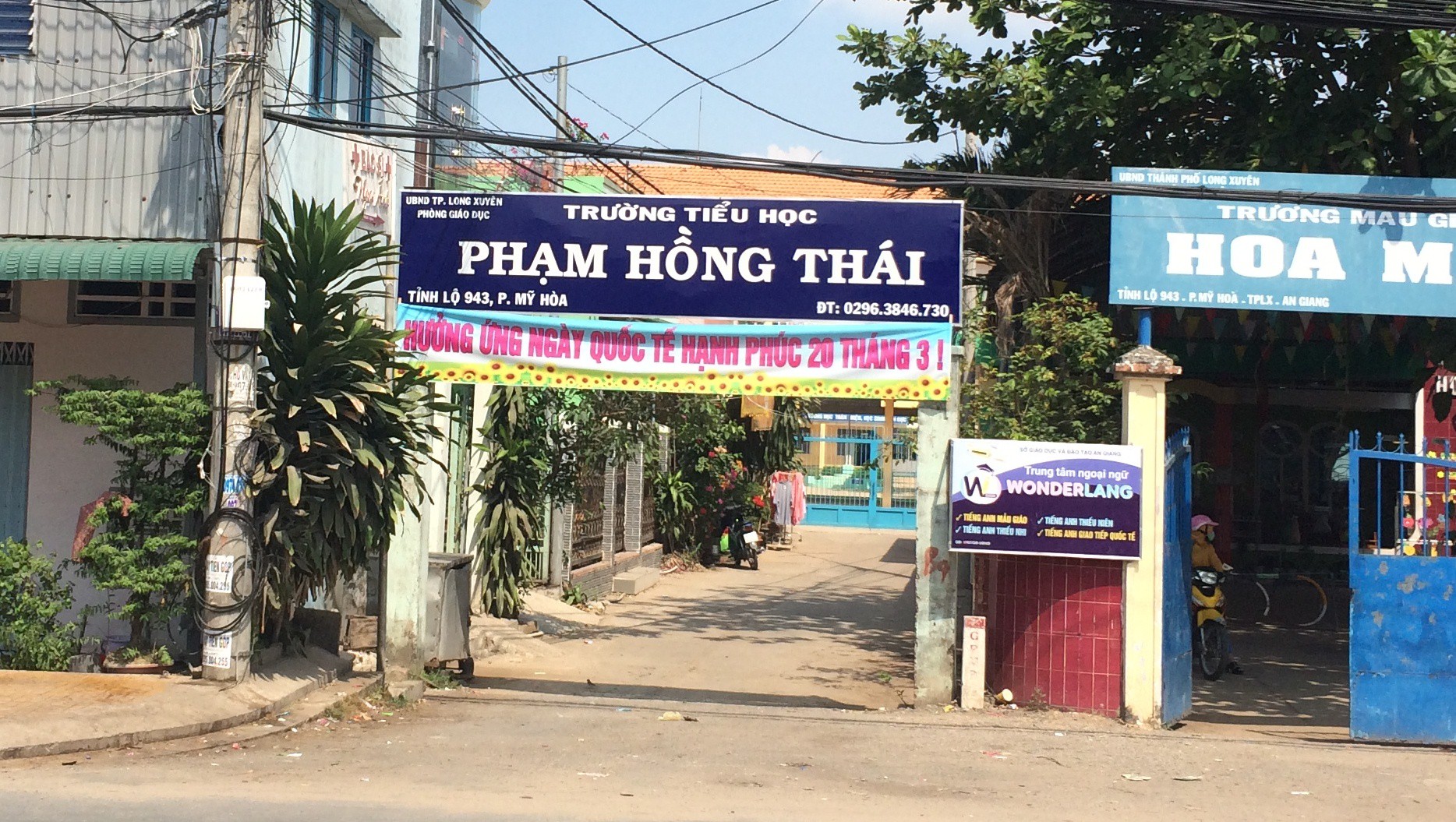 Phạt nặng phụ huynh rủ bạn nhậu đến trường hành hung cô giáo