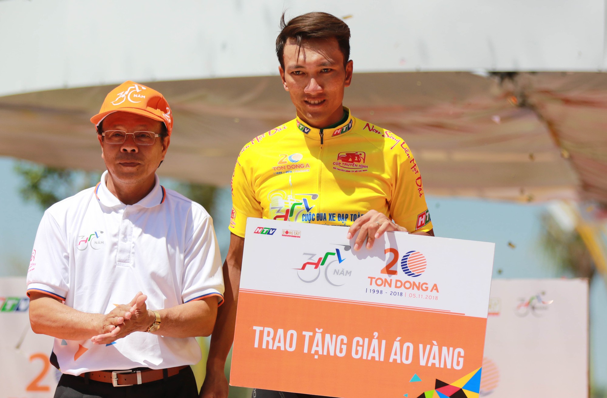 Thành Tâm đoạt Áo vàng ở xứ hoa vàng trên cỏ xanh