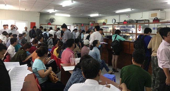 Người dân xếp hàng dài ra đường chờ làm thủ tục nhà đất tại quận 9,TP HCM