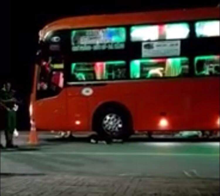 "Chơi dại", một người đàn ông bị xe khách tông chết