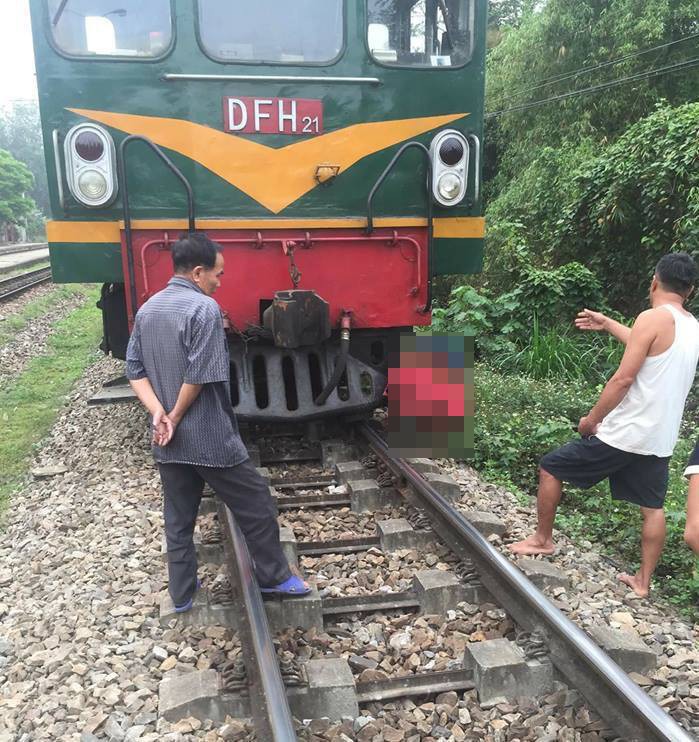 Cụ b&agrave; d&iacute;nh chặt v&agrave;o đầu t&agrave;u sau khi bị t&agrave;u hỏa t&ocirc;ng tử vong - Ảnh 1.