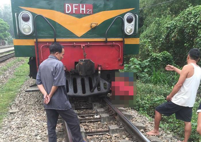 Cụ bà dính chặt vào đầu tàu sau khi bị tàu hỏa tông tử vong