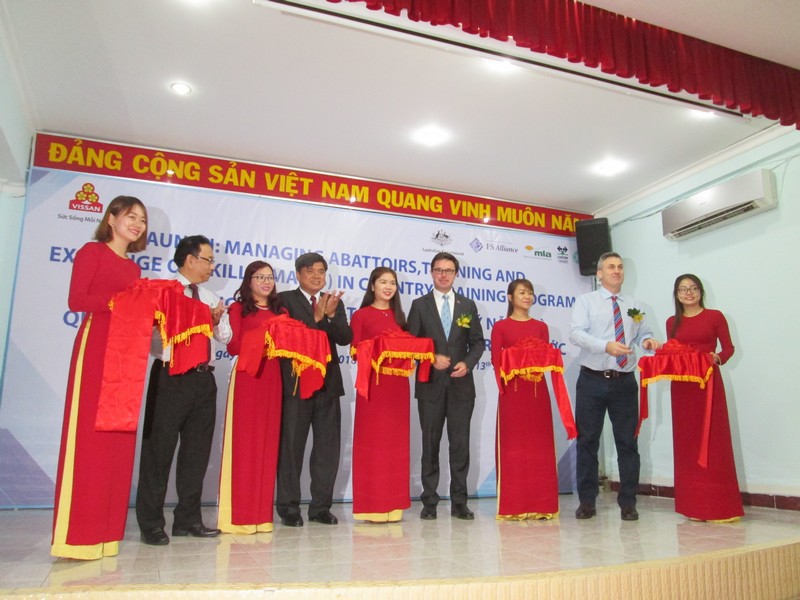 &Uacute;c đ&agrave;o tạo về giết mổ, chế biến thịt b&ograve; cho doanh nghiệp Việt - Ảnh 1.