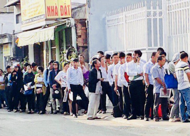 Người dân xếp hàng dài ra đường chờ làm thủ tục nhà đất tại UBND quận 9 - Ảnh 1.