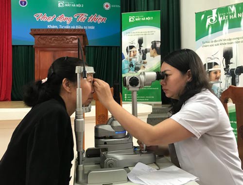 400 người hiến giác mạc được khám bệnh miễn phí - Ảnh 1.