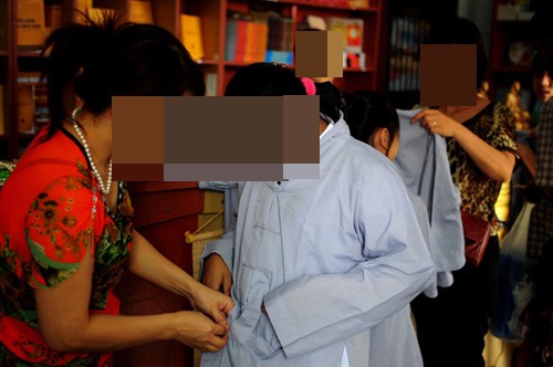 Bé gái bất ngờ trở về trong bộ áo nhà chùa sau gần 1 năm nghi bị bắt cóc