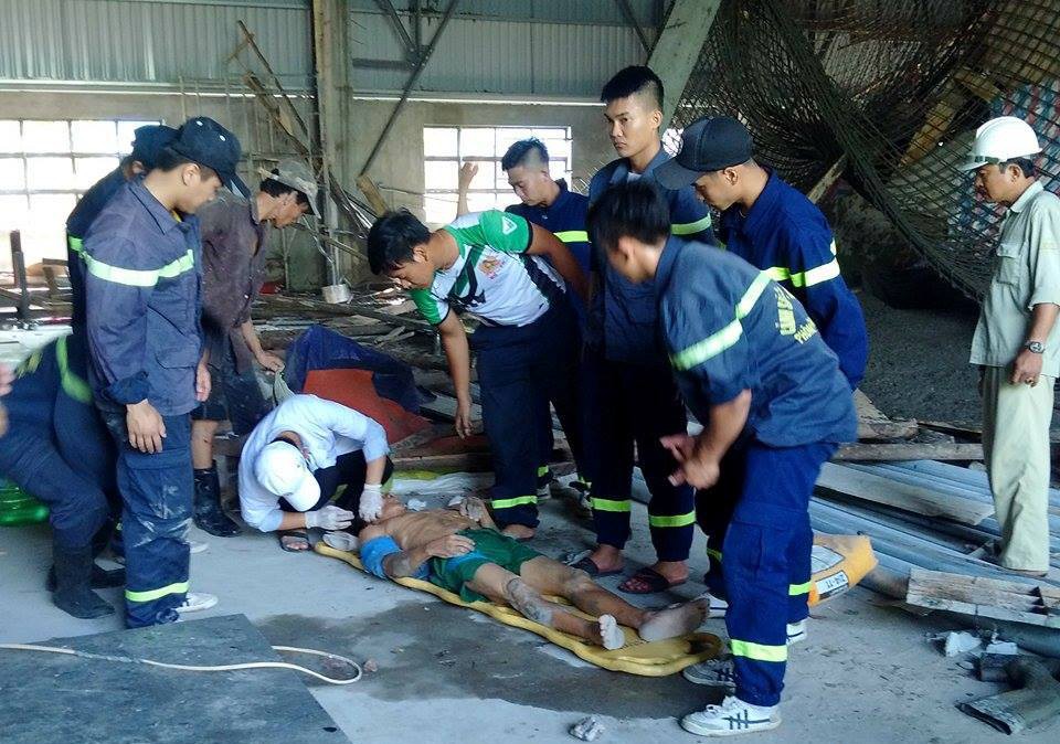 Sập giàn giáo công trình, 2 công nhân bị thương nặng
