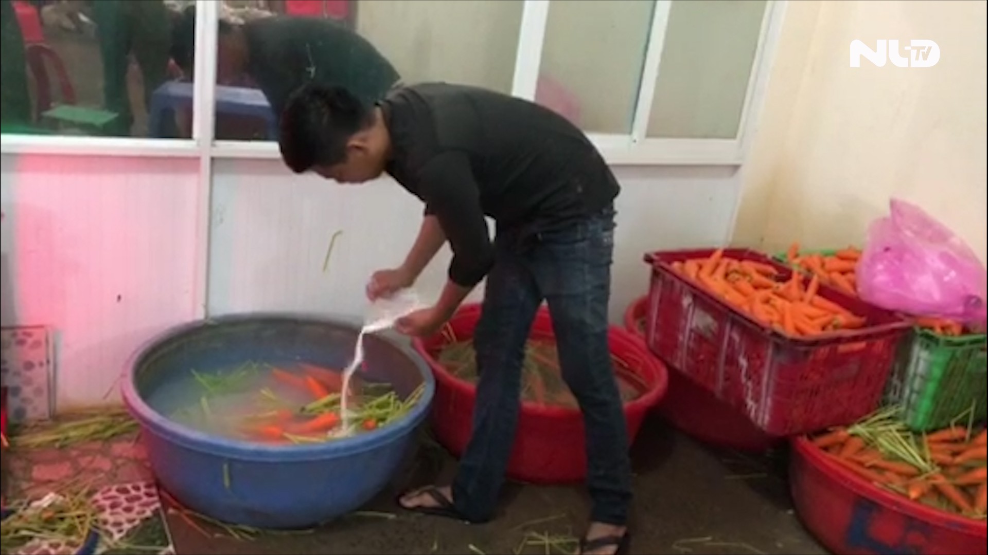 Bắt quả tang 4 cơ sở dùng hóa chất tẩy trắng hàng tấn củ cải