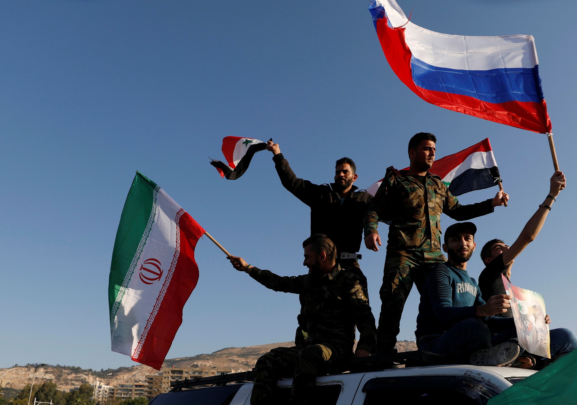 Tổng thống Assad xuất hiện sau đ&ecirc;m Syria bị kh&ocirc;ng k&iacute;ch - Ảnh 3.