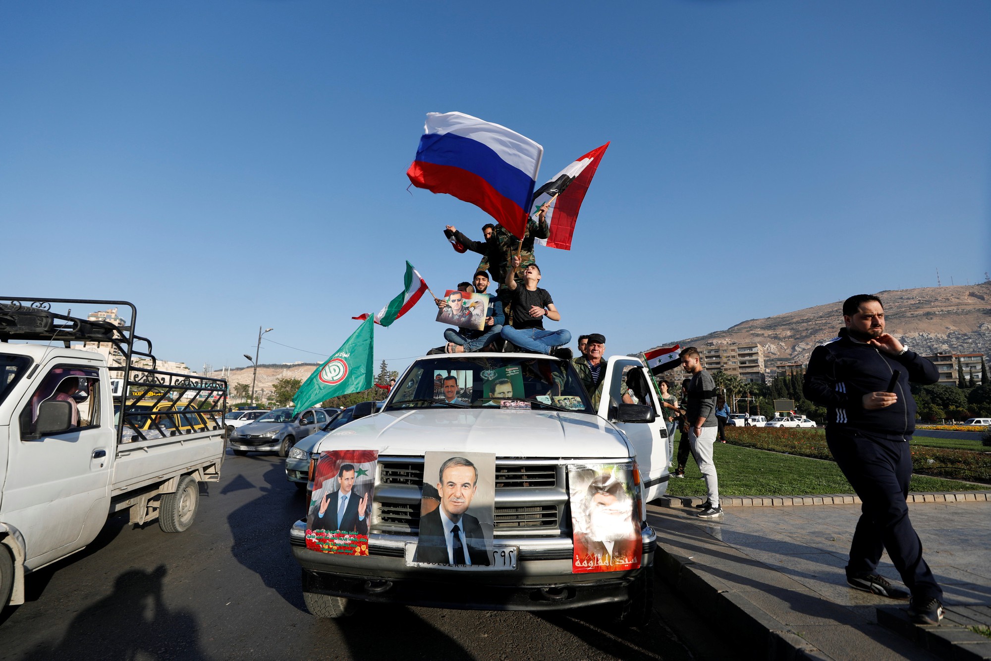 Tổng thống Assad xuất hiện sau đ&ecirc;m Syria bị kh&ocirc;ng k&iacute;ch - Ảnh 2.