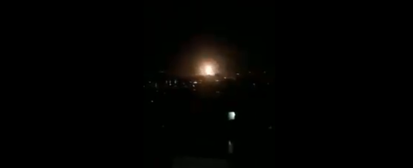 Mỹ v&agrave; đồng minh đồng loạt dội t&ecirc;n lửa Syria - Ảnh 1.