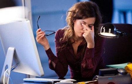Mỏi mắt do nhìn máy tính là bệnh gì?
