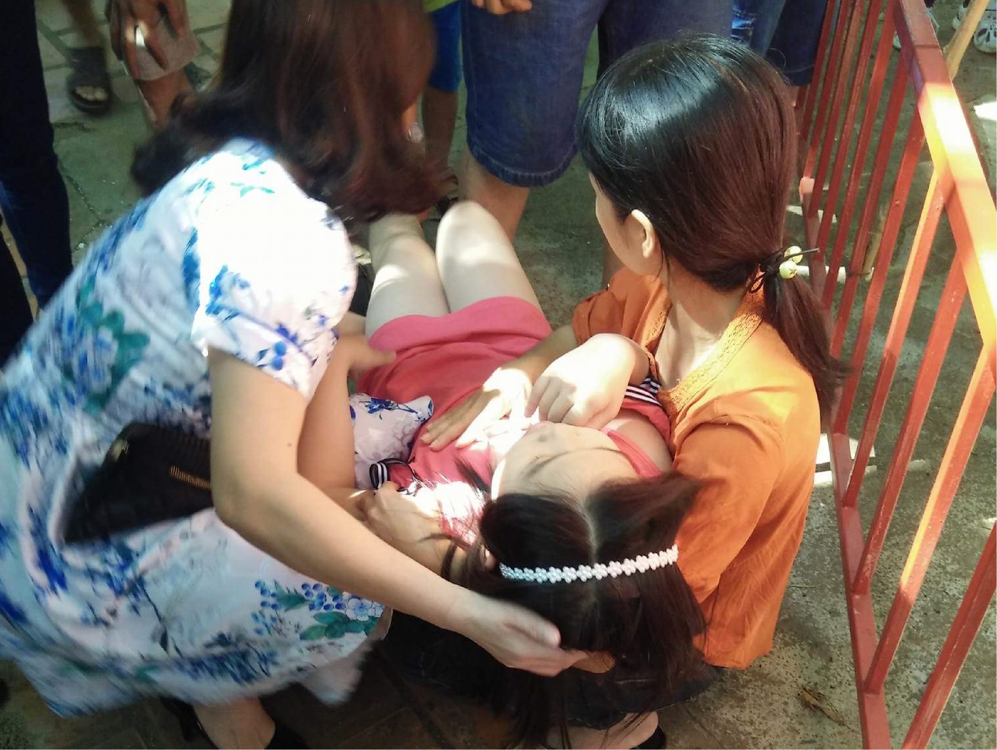Đứt cáp trò chơi, hai cháu nhỏ bị rơi từ độ cao hơn 4 m