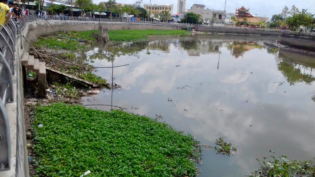 Truy t&igrave;m tung t&iacute;ch thi thể nữ nổi lềnh bềnh tr&ecirc;n rạch - Ảnh 2.