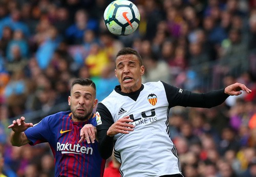 Chia tay sớm Champions League, Barcelona lập kỷ lục La Liga