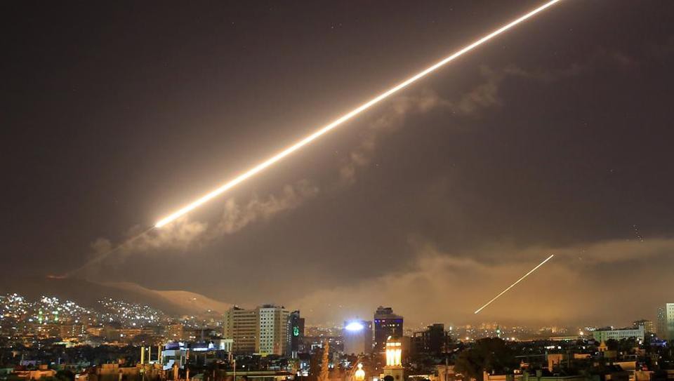 Mỹ dùng 2 tàu khu trục “đánh lừa” Nga và Syria?