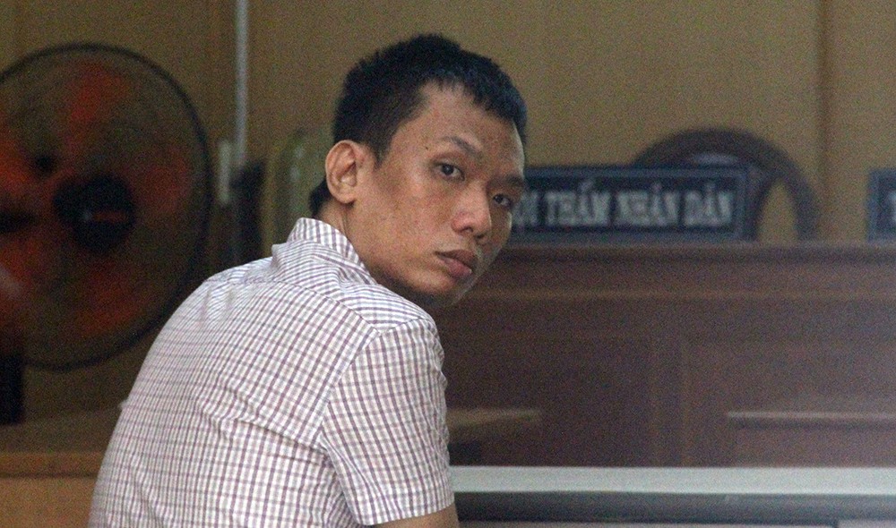Thất tình, bán hồ sơ tuyệt mật