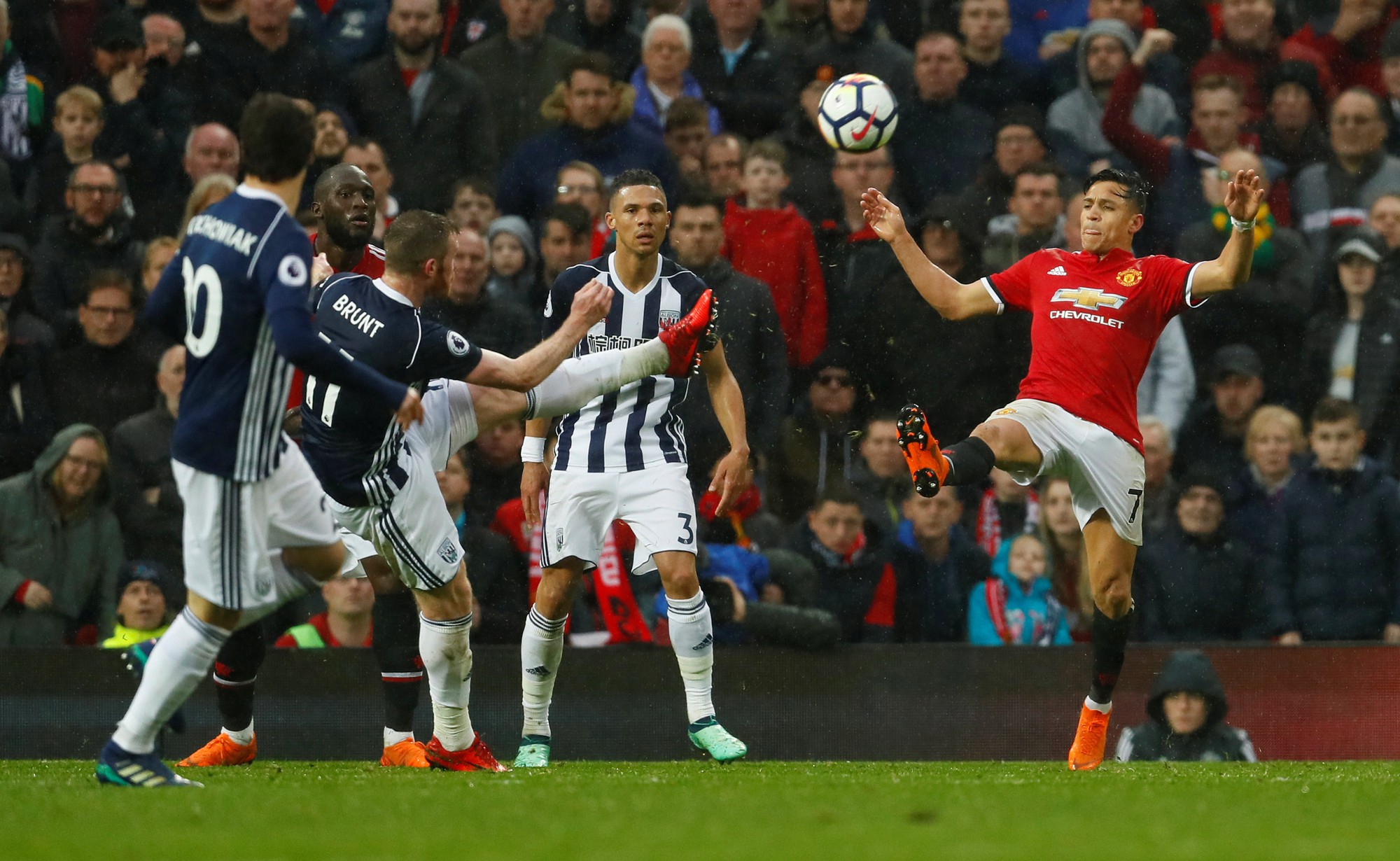 Mourinho nói gì khi M.U dâng cúp sớm cho Man City?