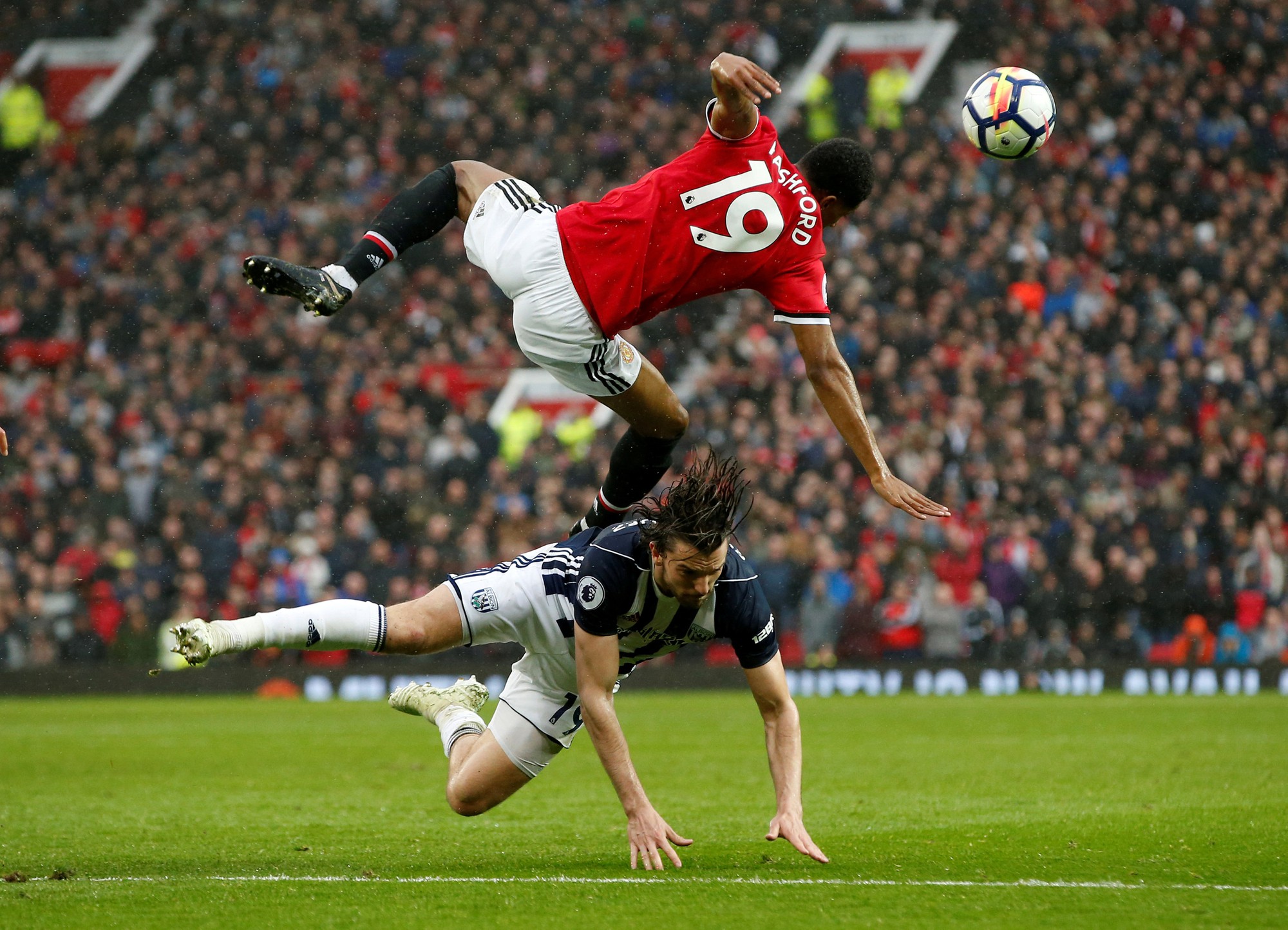Thua đội ch&oacute;t bảng, M.U d&acirc;ng c&uacute;p v&ocirc; địch sớm cho Man City - Ảnh 1.