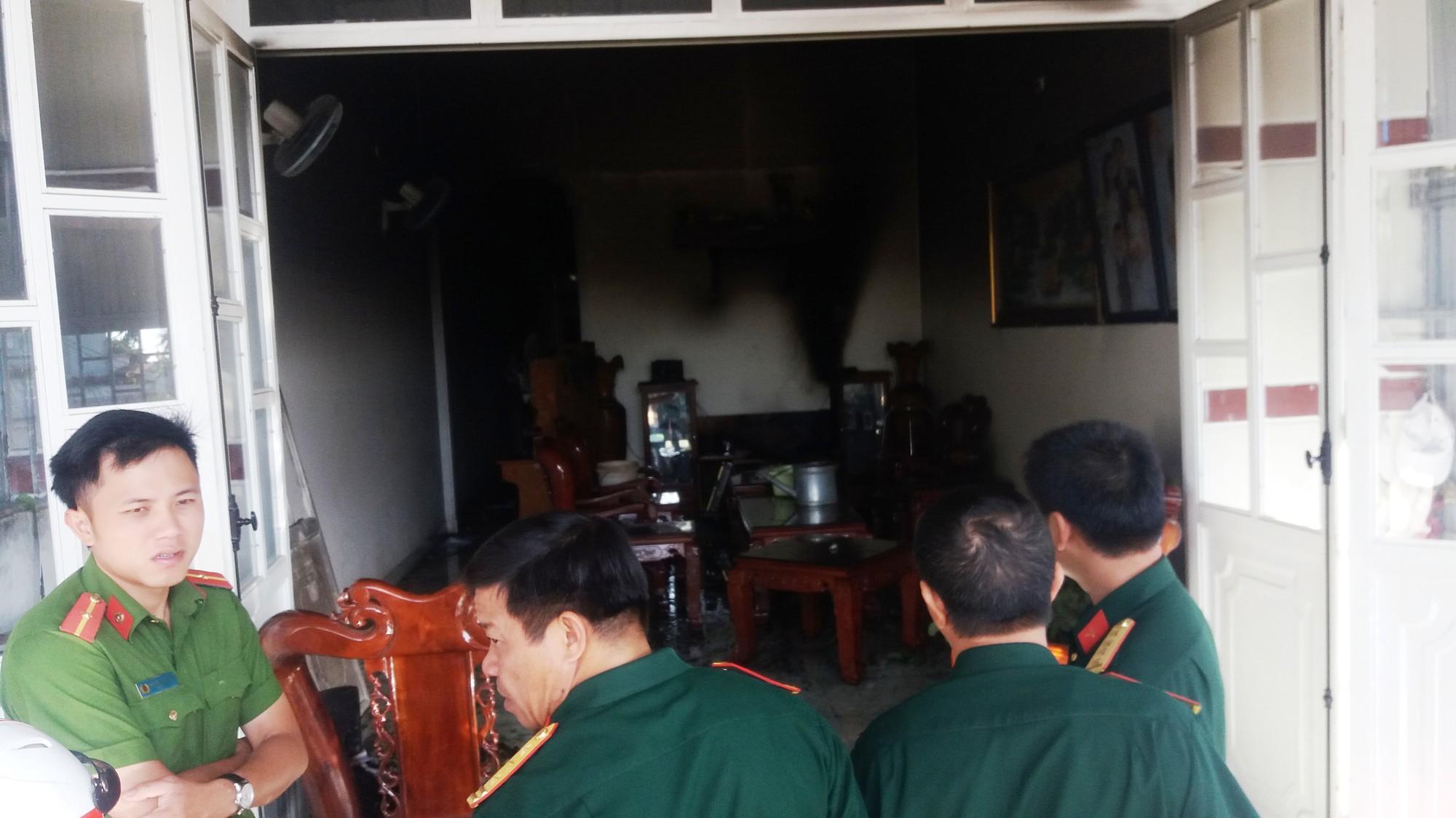 Phá tường, cứu 3 mẹ con trong căn nhà đang bốc cháy