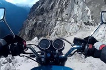 Mạo hiểm đi xe máy trên một ngọn núi thuộc dãy Himalaya