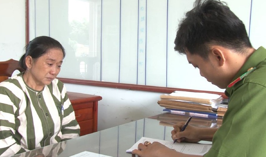 Bắt nữ quái chuyên rình trộm tiệm vàng - Ảnh 1.