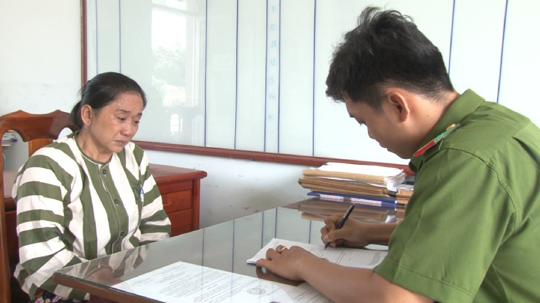 Bắt "nữ quái" chuyên rình trộm tiệm vàng