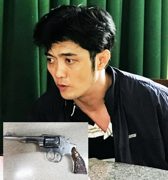 Bắt 2 kẻ mang theo súng Rulo trong cốp xe
