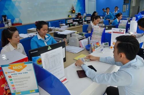 Tín hiệu lạ từ lãi suất tiền gửi - Ảnh 1.
