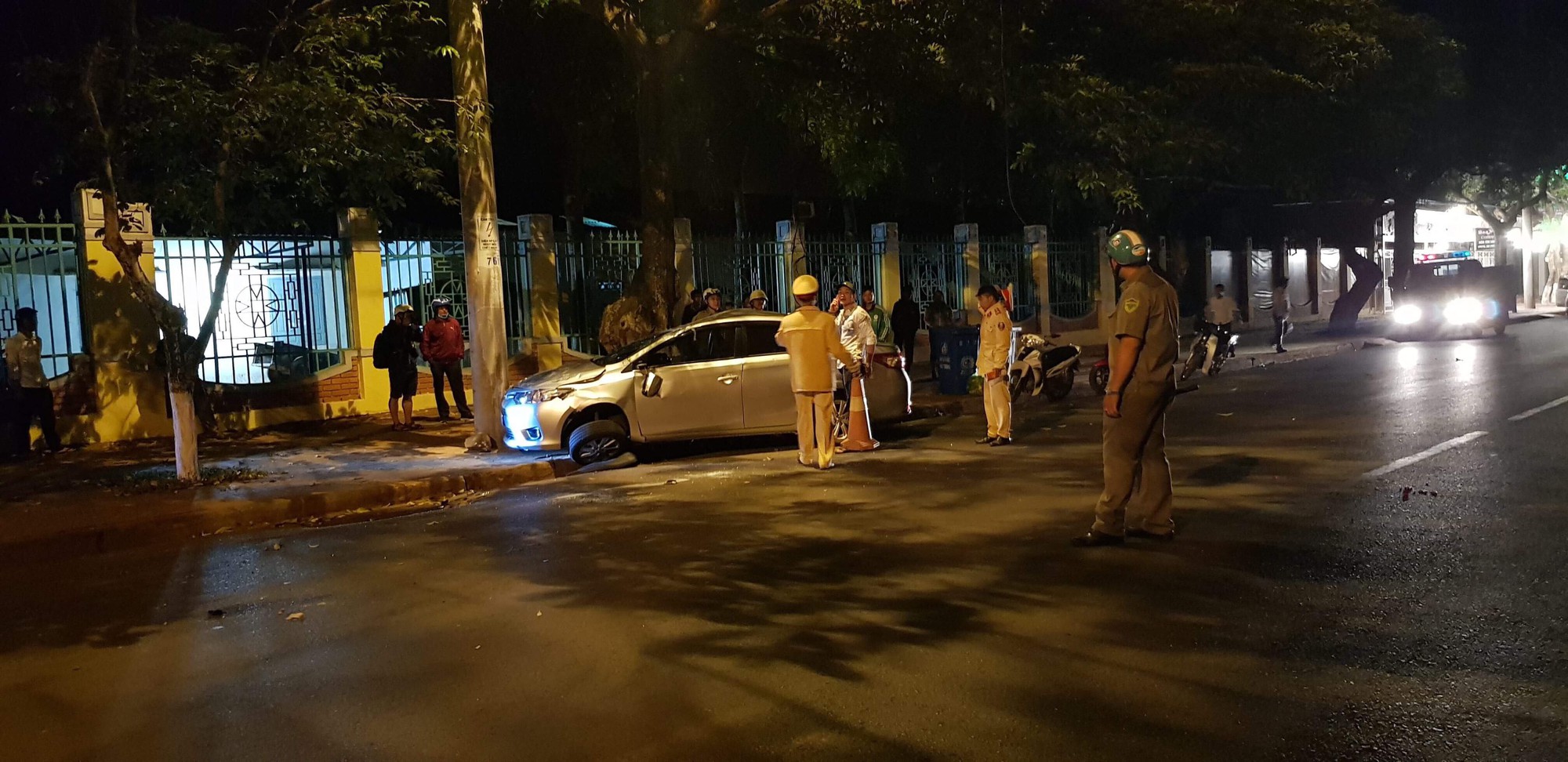 Xe con lấn làn tông xe máy, 3 người trong gia đình thương vong - Ảnh 1.
