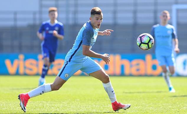 Vừa v&ocirc; địch, Man City đối mặt với lệnh cấm chuyển nhượng - Ảnh 1.