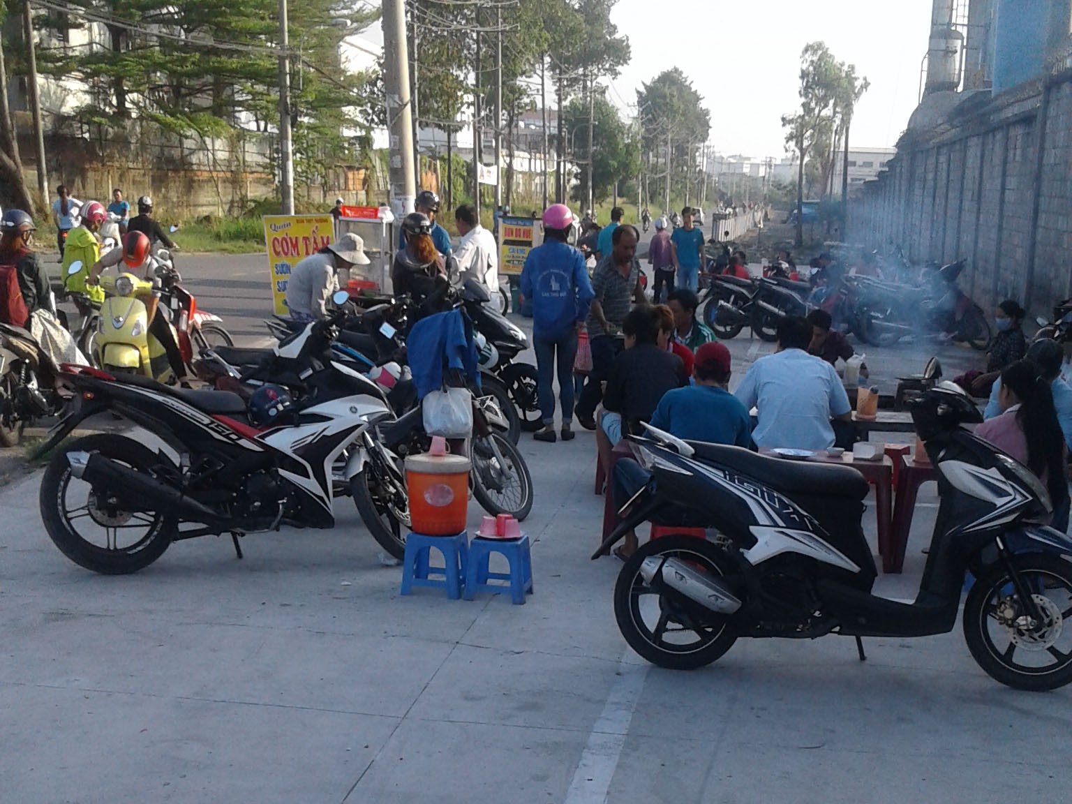 Hàng quán vây kín vỉa hè - Ảnh 1.
