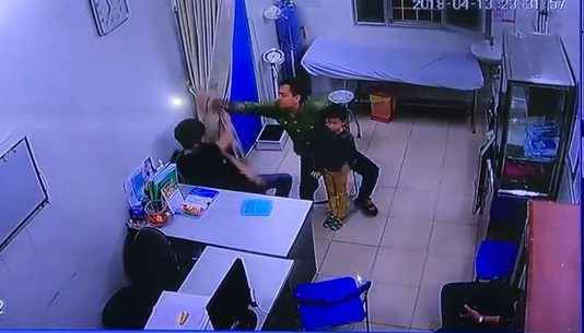 Khởi tố bố bệnh nhi hành hung bác sĩ tại Bệnh viện Xanh Pôn