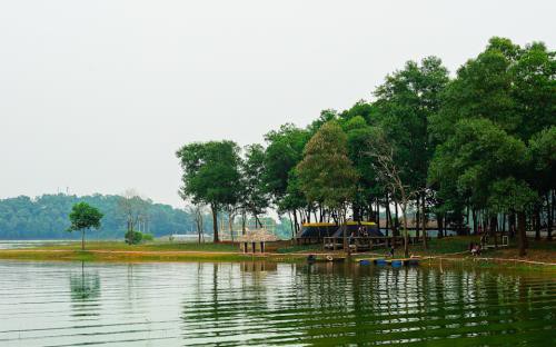 Những khu dã ngoại thú vị nằm ngay sát Hà Nội dịp nghỉ lễ - Ảnh 1.