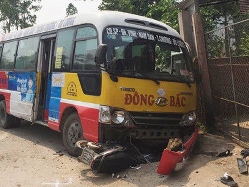 Xe buýt phóng nhanh, lấn làn tông chết 2 người, 3 người nguy kịch