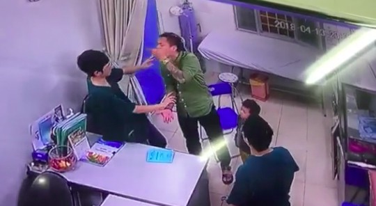 Ai cứu bác sĩ?