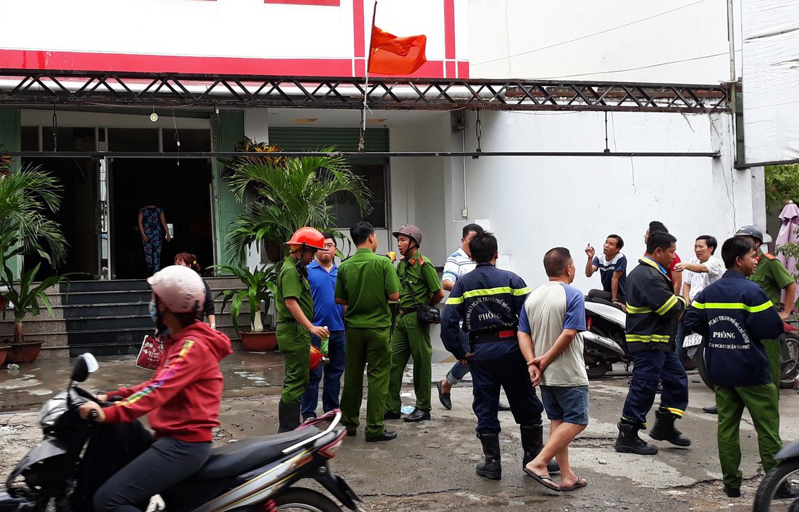 TP HCM: Cháy khách sạn, khách hốt hoảng xách hành lý tháo chạy - Ảnh 1.