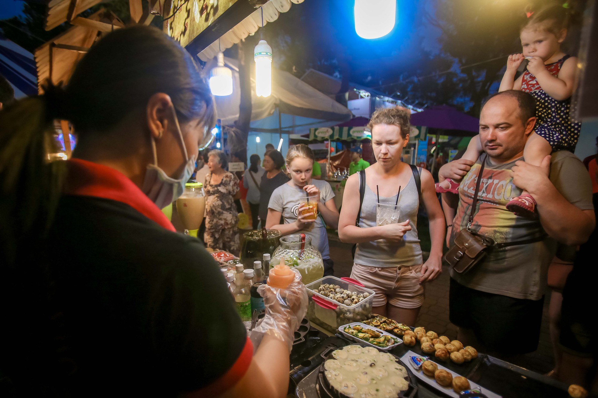 Khai mạc chương tr&igrave;nh giao lưu văn ho&aacute; - thương mại c&aacute;c nước ASEAN 2018 - Ảnh 7.