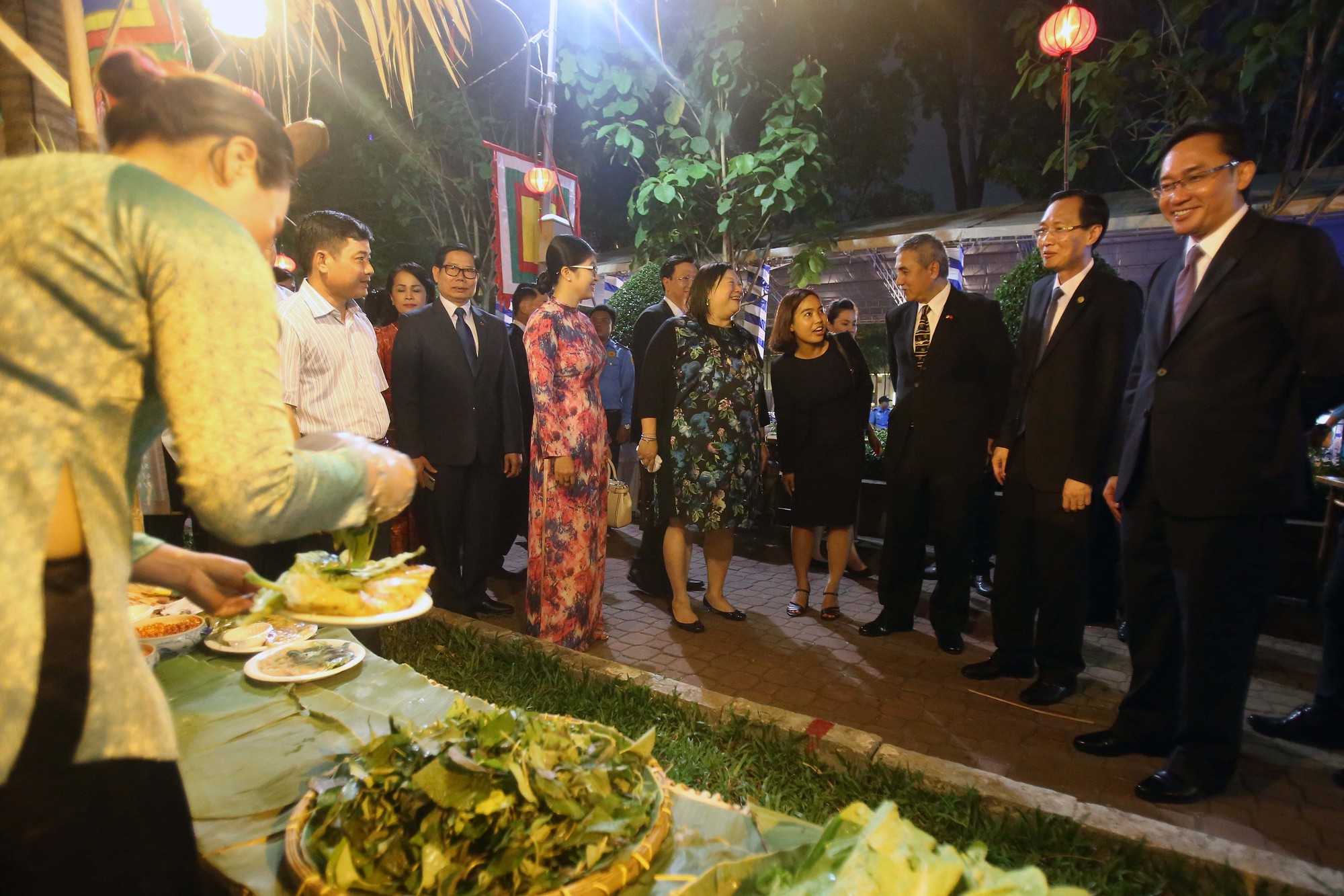 Khai mạc chương tr&igrave;nh giao lưu văn ho&aacute; - thương mại c&aacute;c nước ASEAN 2018 - Ảnh 3.