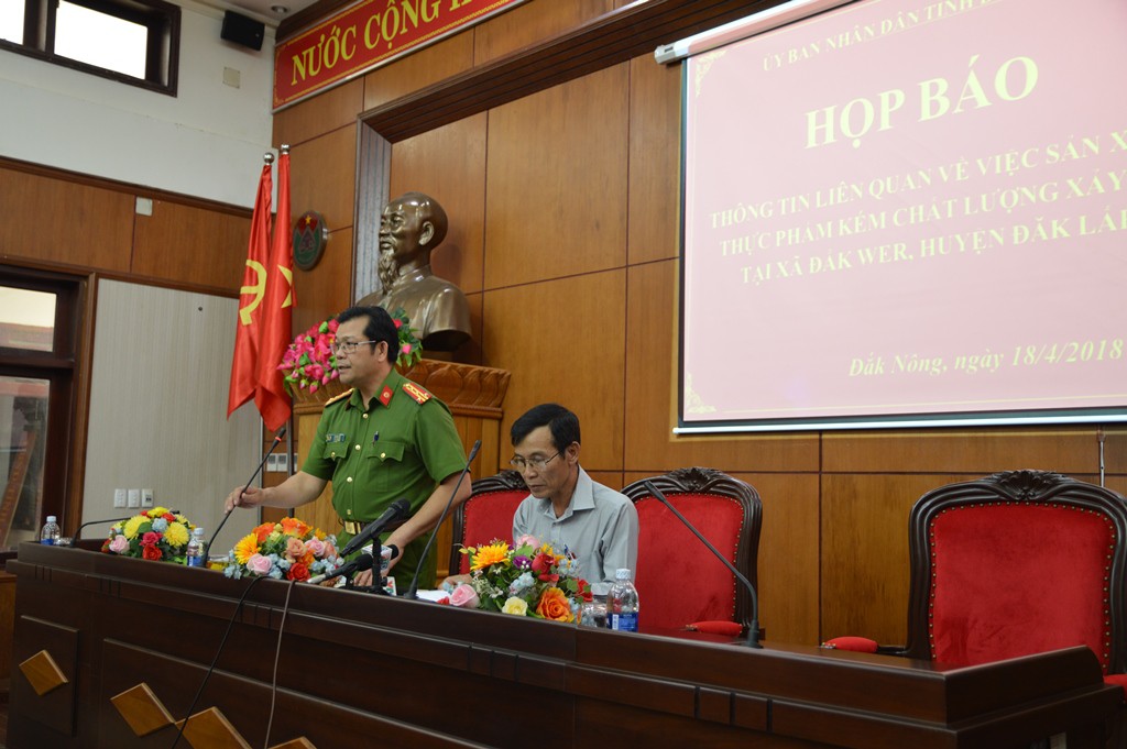 Các đối tượng nhuộm cà phê với than pin ngoan cố không khai - Ảnh 1.