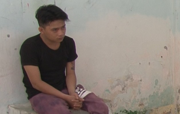 Dùng 2 thanh đoản đao mua bán ma túy đá - Ảnh 1.