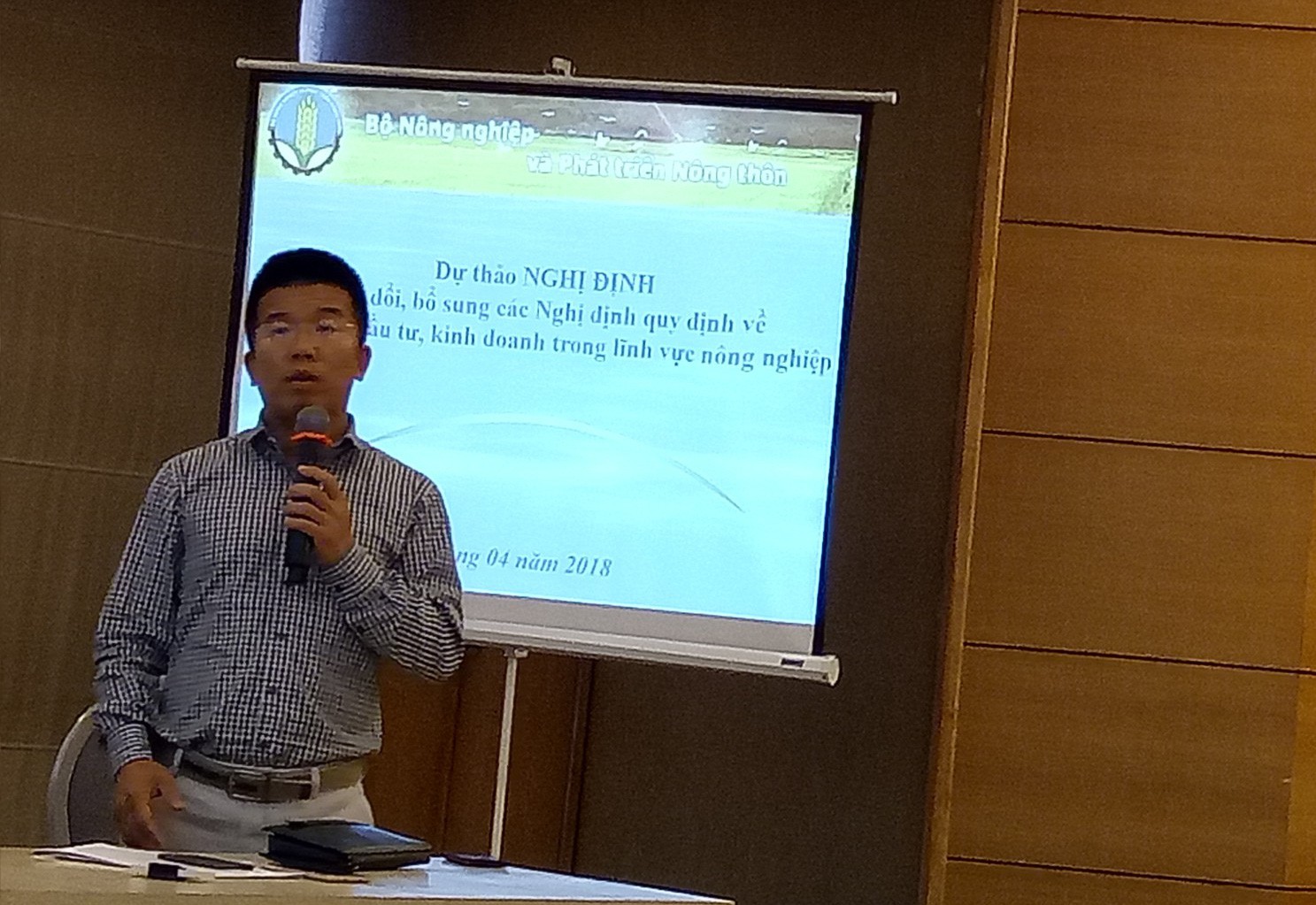CEO Sói biển tố bị thanh tra nông nghiệp đi xe còi hú, mặt đằng đằng đến hoạnh họe