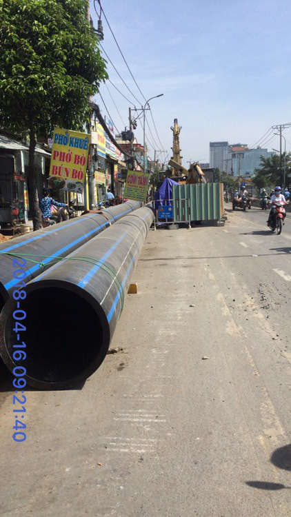TP HCM: Tạm đình chỉ thi công nhiều công trình trên đường Huỳnh Tấn Phát - Ảnh 2.