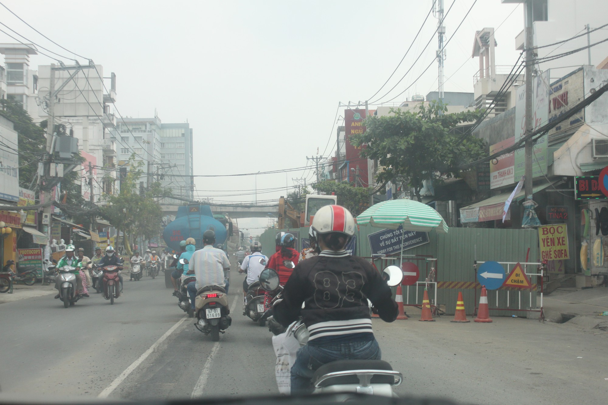 TP HCM: Tạm đình chỉ thi công nhiều công trình trên đường Huỳnh Tấn Phát - Ảnh 3.