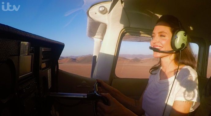 Angelina Jolie gây ấn tượng khi bay trên sa mạc