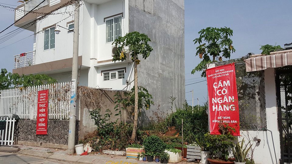 Chủ đầu tư bắt khách hàng trả nợ thay!
