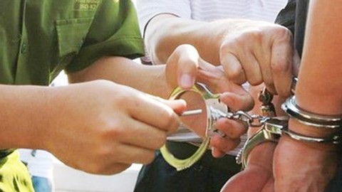 Gia Lai: Bắt 2 cán bộ làm giả giấy tờ, lừa đảo