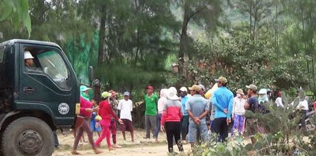 B&igrave;nh Định: Kh&ocirc;ng được chặn xe QL1, d&acirc;n đến trụ sở x&atilde; phản đối - Ảnh 1.