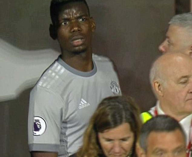 Bị thay ra, Pogba không thèm bắt tay Mourinho